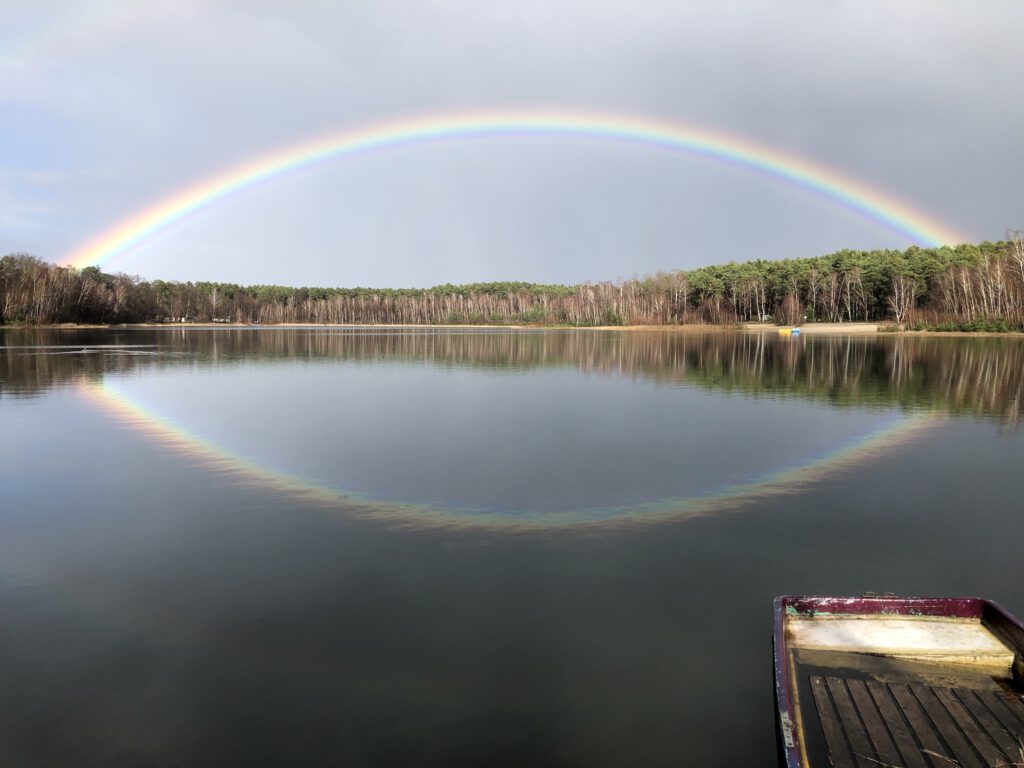 Regenbogen über dem See am Kloster Wassermond